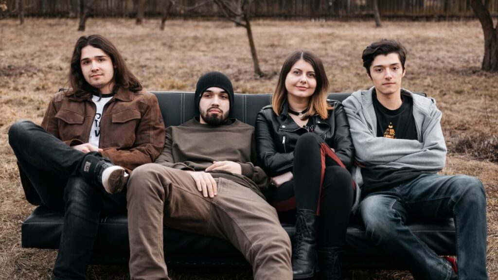 Familia Jeff – Interview with Laura Șincă and ‘Family Ties’ Review