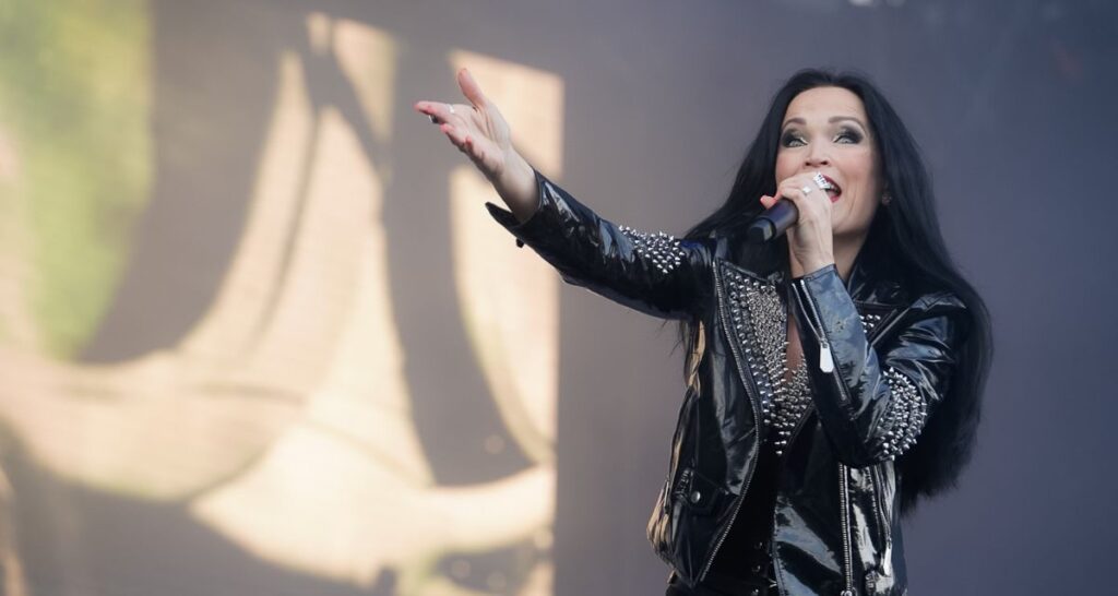 PHOTO REPORT: the elegance of Tarja closes the Summerside Festival
