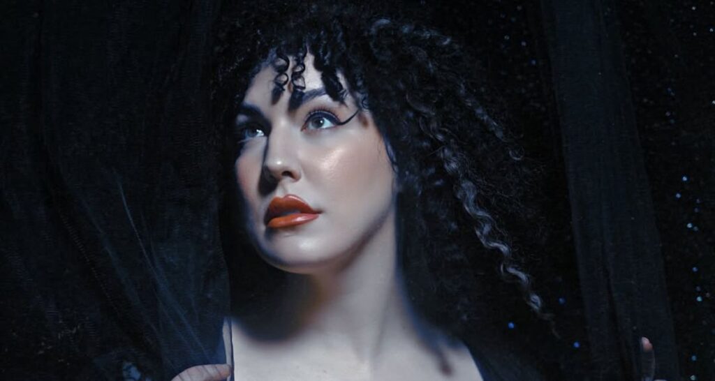 Anne Bennett Channels ’90s Alternative Spirit In Her New Single “Stars”