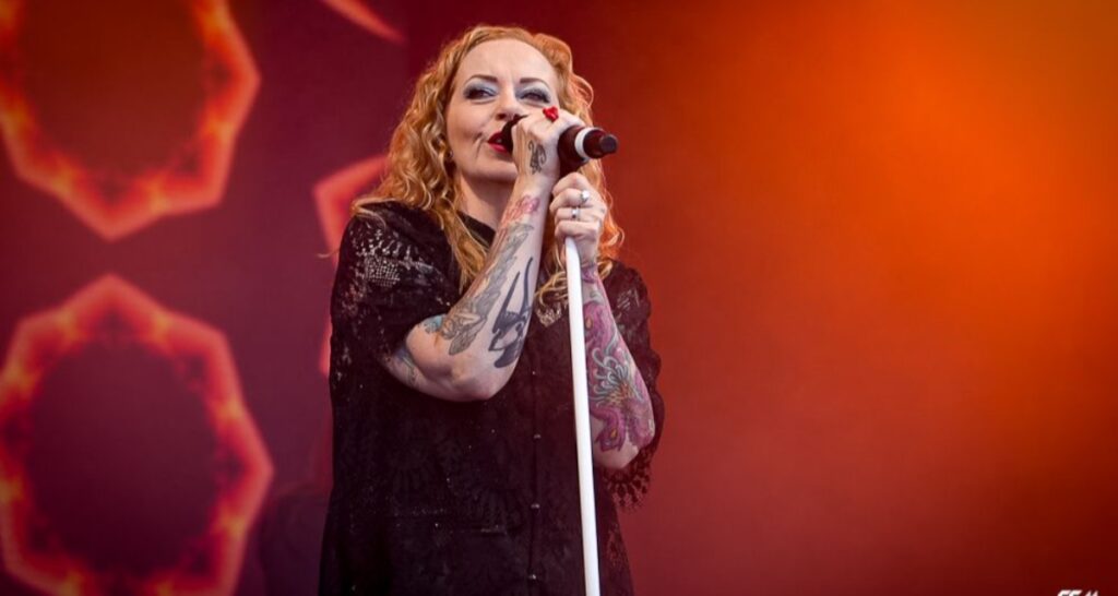 “I absolutely love the contrast between the reunion shows with The Gathering and my concerts as a solo artist” – interview with Anneke van Giersbergen