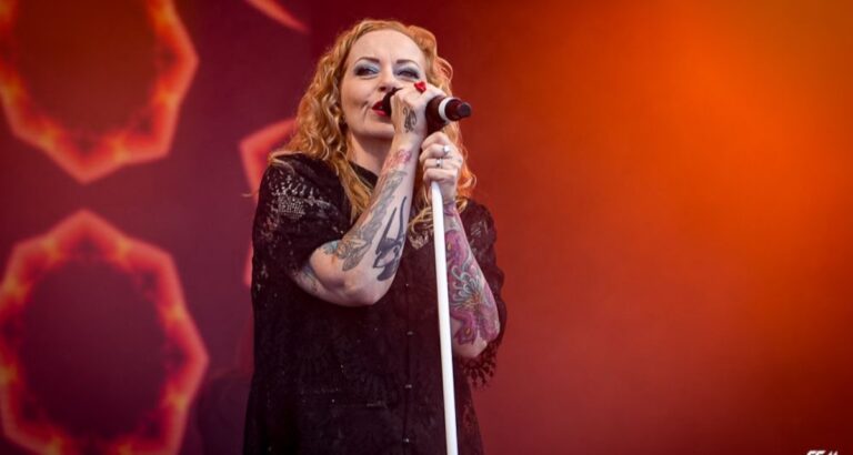 “I absolutely love the contrast between the reunion shows with The Gathering and my concerts as a solo artist” – interview with Anneke van Giersbergen