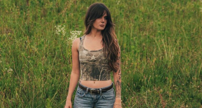 Interview | Showing Teeth: “There’s No Specified Way You’re ‘Supposed’ To Be As a Woman”